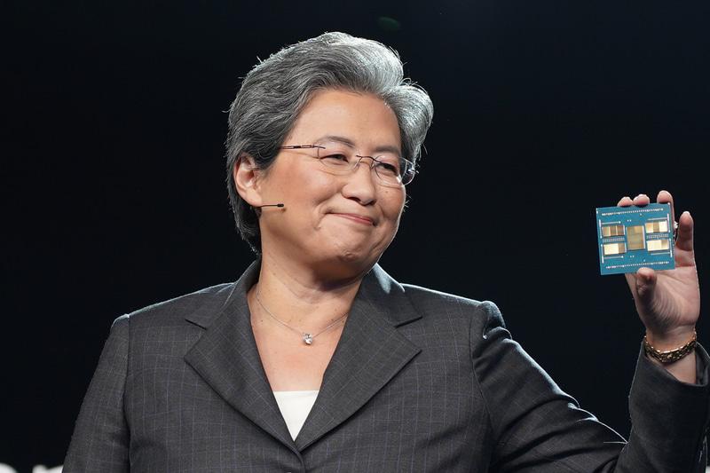 AMD's CEO, Dr. Lisa Su, unveils the 4th Gen EPYC Genoa CPUs featuring the Zen 4 architecture. (Image Credits: PC-Watch)